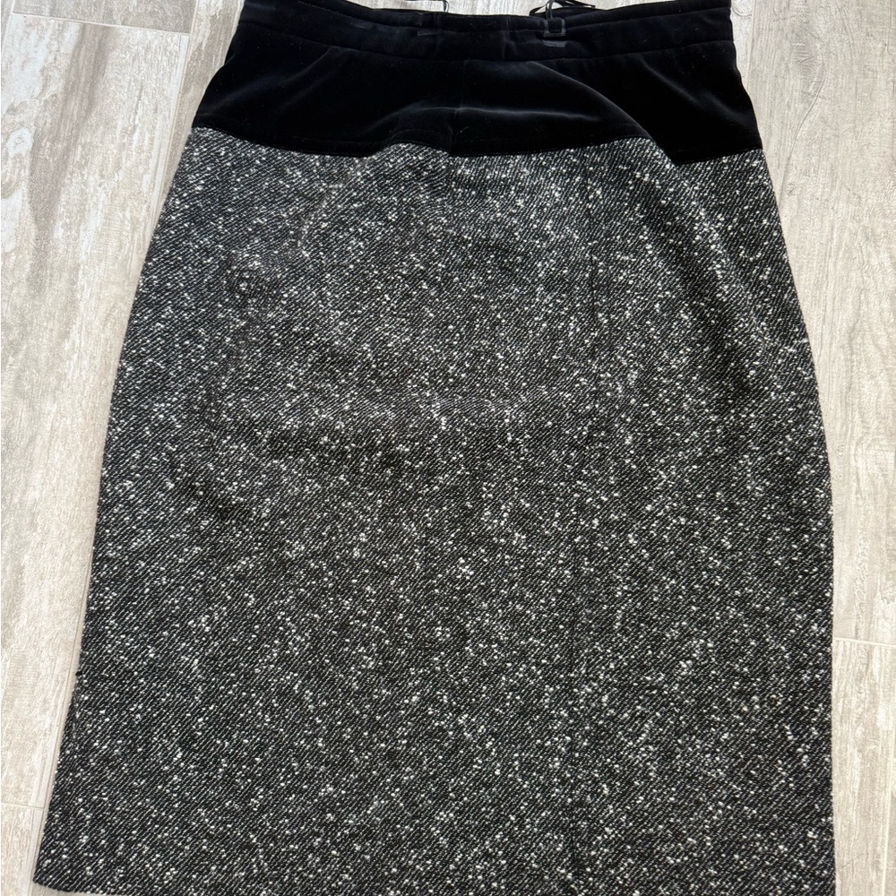 Escada Boucle black and white tweed 100% wool straight skirt size 42